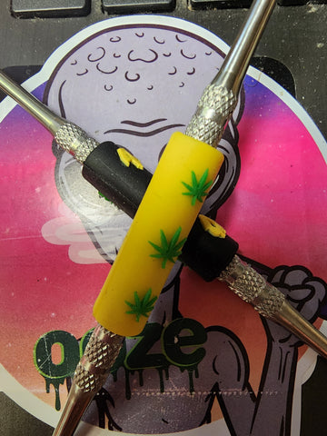 Plastic 420 with 3 Leaves Metal Dab Tool in Black or Yellow